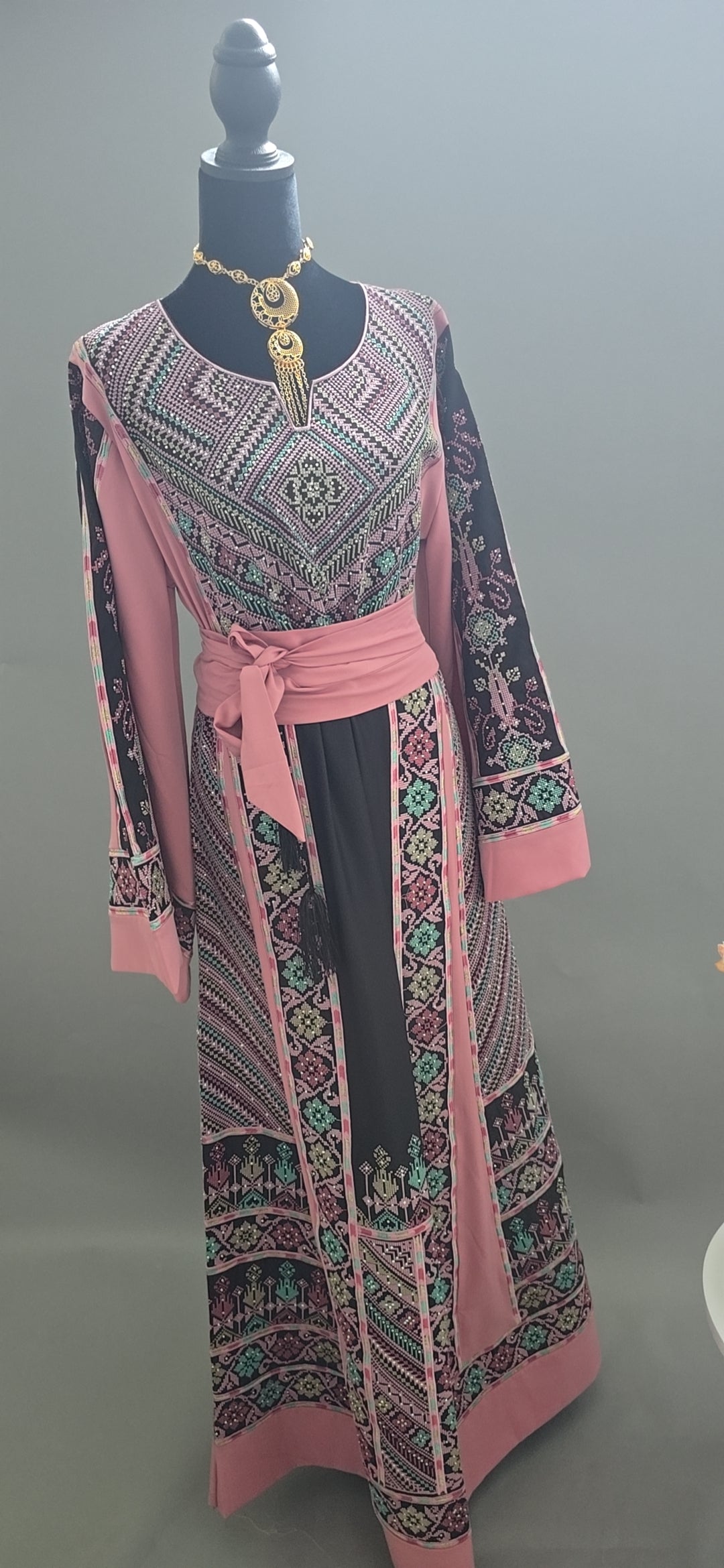 Luxury Palestinian Embroidered Thoub with Matching Hooded Scarf – Black & Dusty Pink